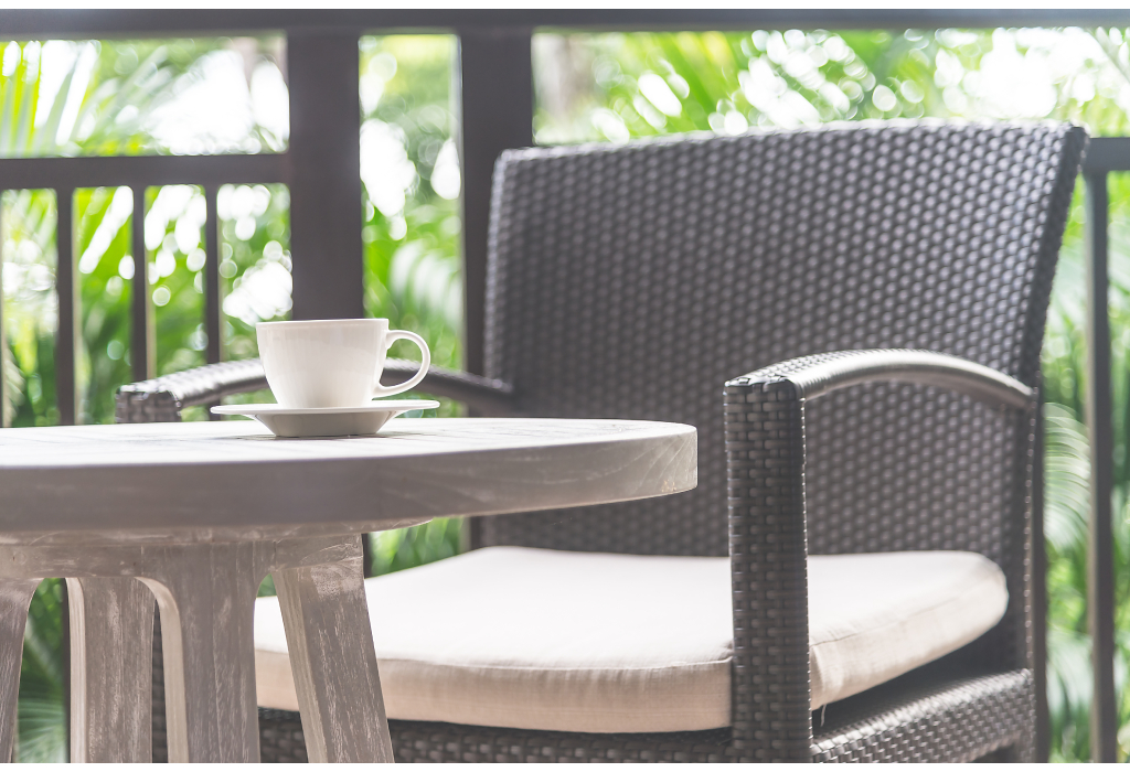 Ратанов градински стол с подлакътници