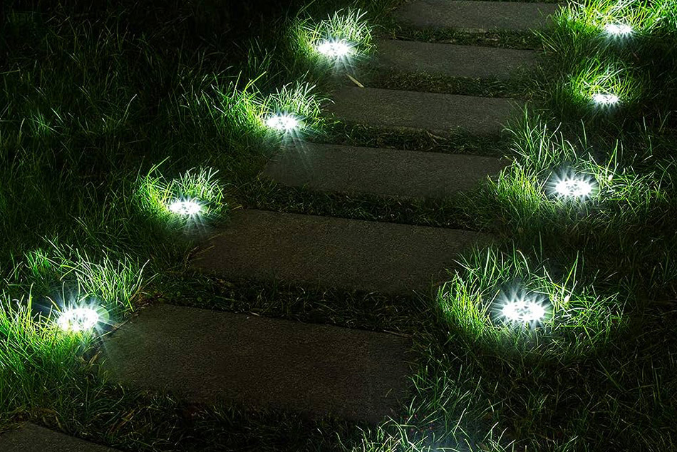 Соларните лампи са отличен избор за градината