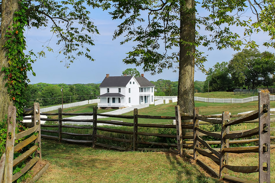 Хората на село държат на живия контакт