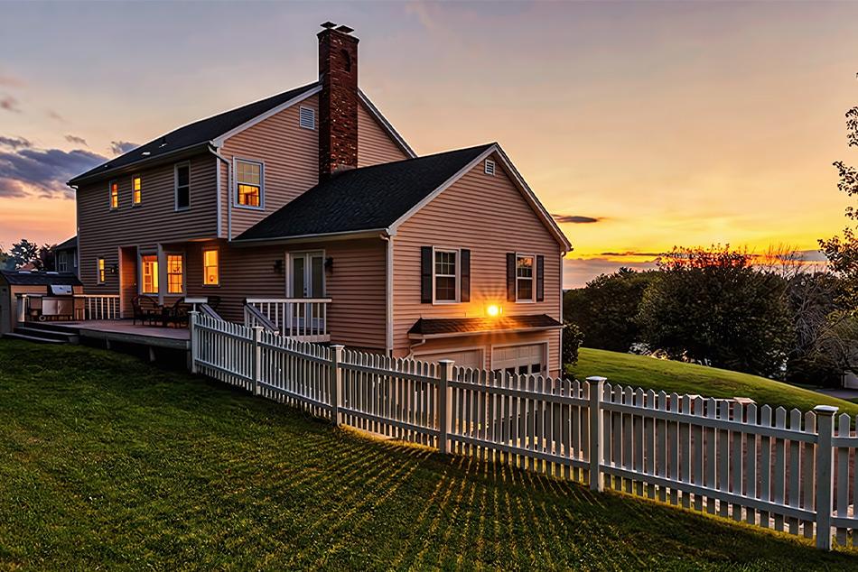 Оградата на селската къща е добавка към идилията